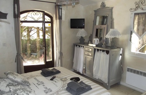 Cabries Cama Y Desayuno | Habitacion Doble-Confortable-Baño con ducha-Vista al Jardín