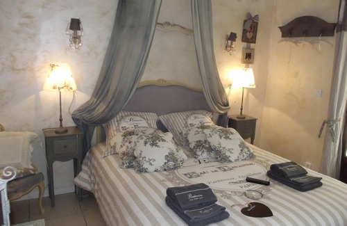 Cabries Cama Y Desayuno | Habitacion Doble-Confortable-Baño con ducha-Vista al Jardín