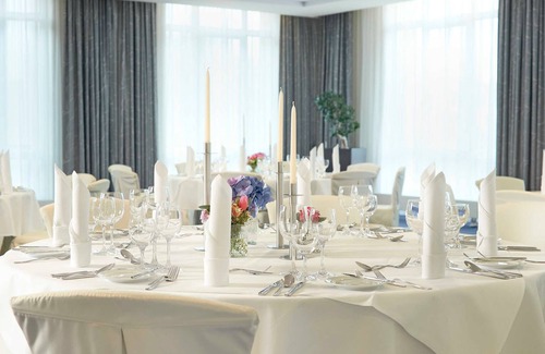 Erfurt Old Town Hotel | Habitación doble totalmente accesible para usuarios de sillas de ruedas - Dorint Hotel am Dom Erfurt