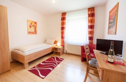 Kueser Plateau Cama Y Desayuno | Habitación doble ducha / WC / TV - Gästehaus Esslinger