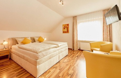 Kueser Plateau Cama Y Desayuno | Habitación doble ducha / WC / TV - Gästehaus Esslinger