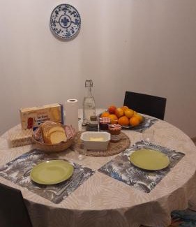 Thuir Cama Y Desayuno | Double room, in an elegant house, Thuir centre, terraces view Canigou