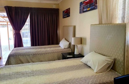 Mahikeng Casa | Double Room in cosy Guesthouse, one of the select guesthouses in Mahikeng ! in Mahikeng