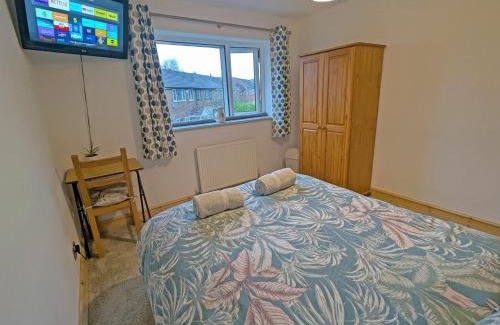 Bromley Cross Casa | Double Room l Large TV l Great Transport Links