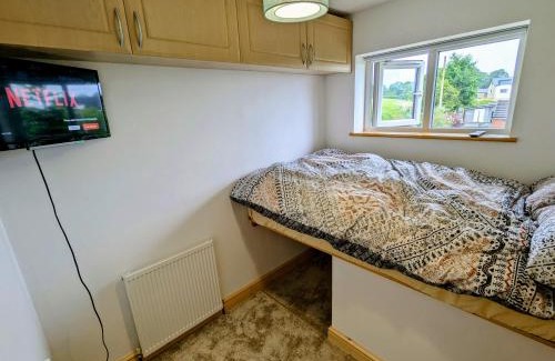 Bromley Cross Casa | Double Room l Large TV l Great Transport Links