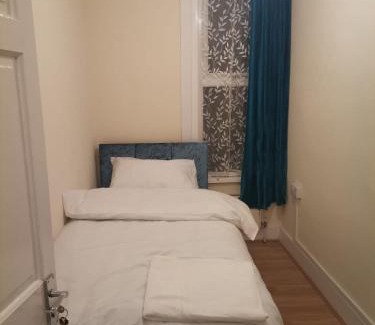 Goodmayes Casa | Double Room near London Seven Kings Train Station