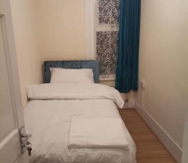 Goodmayes Casa | Double Room near London Seven Kings Train Station