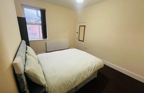 Nottingham Casa | Double Room Near Railway station & Football Ground 88