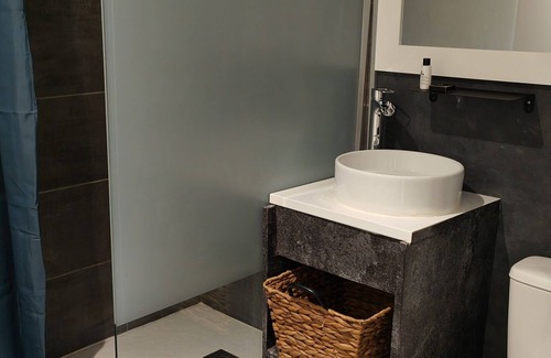 Crest Apartamento | Estudio-Confortable-Baño Privado-Vista al patio