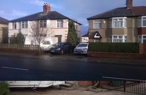 Leeds Casa | double room with private bathroom and kingsized bed in 3 bed semi
