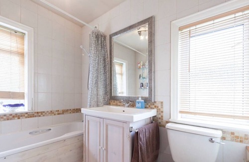 Leeds Casa | double room with private bathroom and kingsized bed in 3 bed semi
