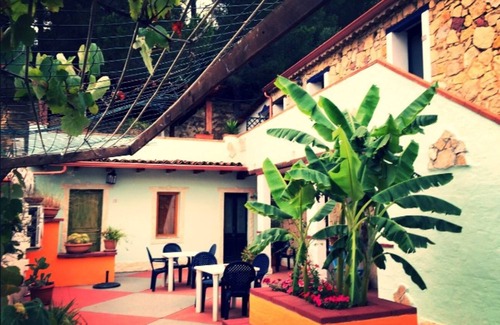 Gonnesa Apartamento | Habitación doble con piscina y cocina compartidas, Wi-Fi y aire acondicionado.