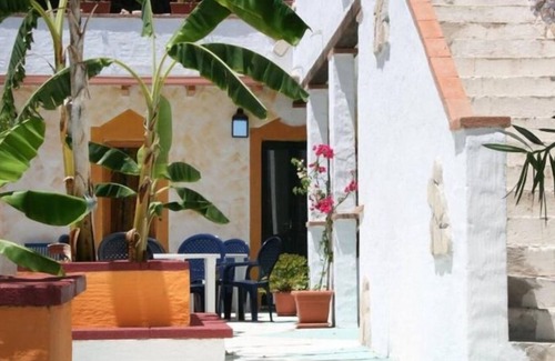 Gonnesa Apartamento | Habitación doble con piscina y cocina compartidas, Wi-Fi y aire acondicionado.