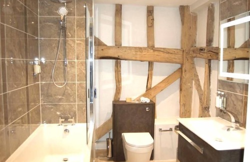 Chrishall Casa | Superior-Cama de Matrimonio o Dos Camas-Baño con bañera