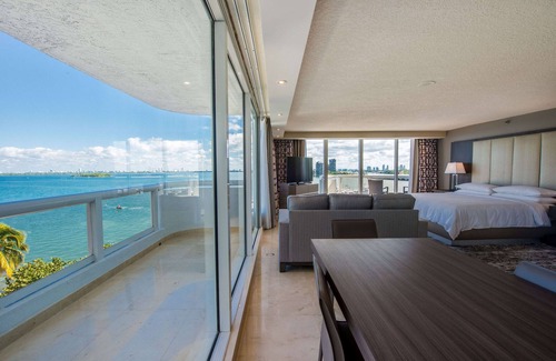 Downtown Miami Hotel | DoubleTree by Hilton Grand Hotel Biscayne Bay