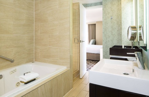 Downtown Jacksonville Hotel | DoubleTree by Hilton Hotel Jacksonville Riverfront