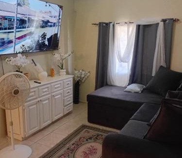 Portmore Apartamento | DOUG MANOR flat 2