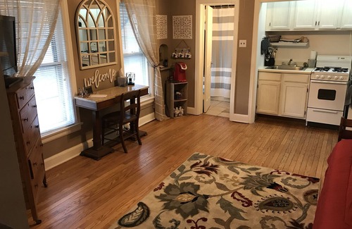 Ames Casa | Douglas Ave Flat