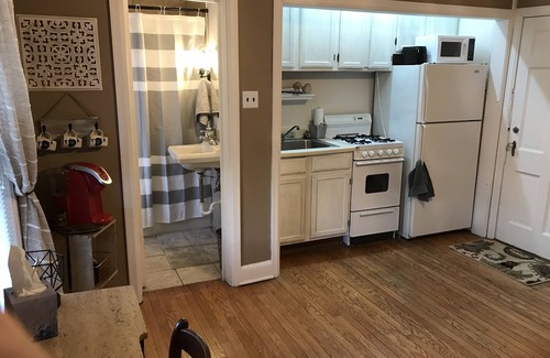 Ames Casa | Douglas Ave Flat
