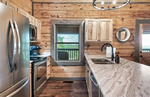 Sevierville Cabina | Douglas Lake Cabin | Near Pigeon Forge | Views | Hot Tub | Sleeps 6