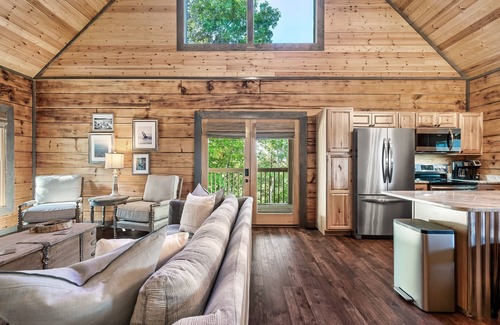 Sevierville Cabina | Douglas Lake Cabin | Near Pigeon Forge | Views | Hot Tub | Sleeps 6