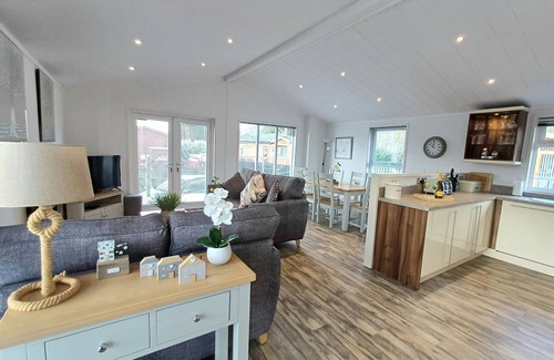Troutbeck Bridge Cabina | Dovedale Lodge - a holiday lodge that sleeps 5 guests in 2 bedrooms