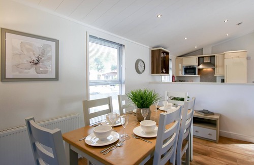 Troutbeck Bridge Cabina | Dovedale Lodge - a holiday lodge that sleeps 5 guests in 2 bedrooms