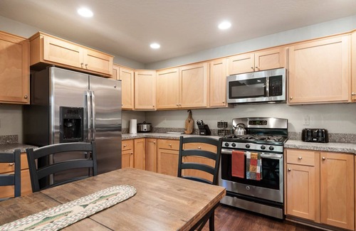 Dover Casa | Dover Dreamin' - 3 Bedroom 3 Bath Parkside Bungalow