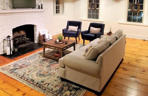 Downingtown Casa | Downingtown Manor - 1900s Farmhouse with Creek Views