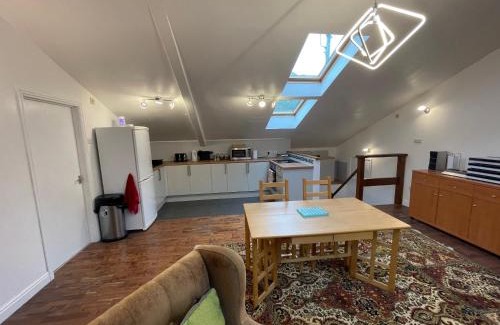 Clayton Cama Y Desayuno | Downlands Barn apartment 1 Bedroom - 2 Futon in Lounge