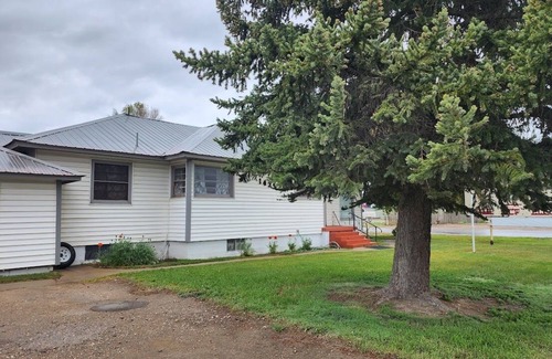 Craig Apartamento | Downstairs apt, 2 beds, 3/4 bath, kitchen, washer/dryer. Walk to restaurants.