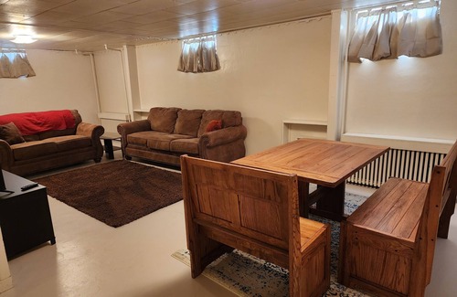Craig Apartamento | Downstairs apt, 2 beds, 3/4 bath, kitchen, washer/dryer. Walk to restaurants.