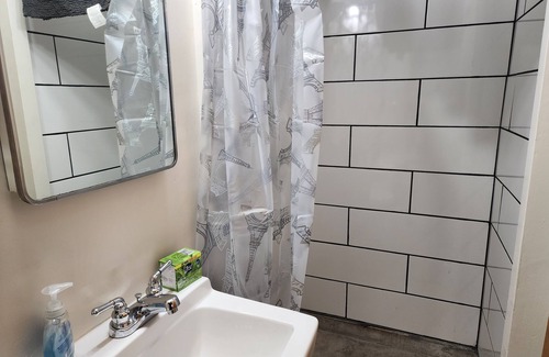 Craig Apartamento | Downstairs apt, 2 beds, 3/4 bath, kitchen, washer/dryer. Walk to restaurants.