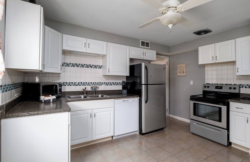Rocky River Apartamento | Downstairs Unit in Rocky River