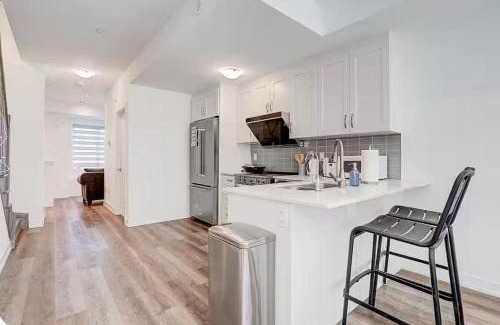 Downsview Casa | Downsview Park Townhome queen bed near Yorkdale Transit
