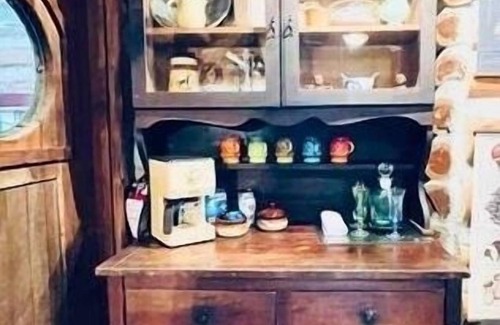 Eureka Springs Historic District Cabina | Downtown 1930’s Log Cabin