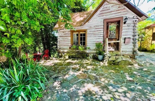 Eureka Springs Historic District Cabina | Downtown 1930’s Log Cabin
