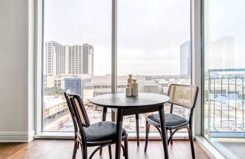 Waller Creek District Apartamento | Downtown 1br w gym deck wd nr 6th St bars ATX-21