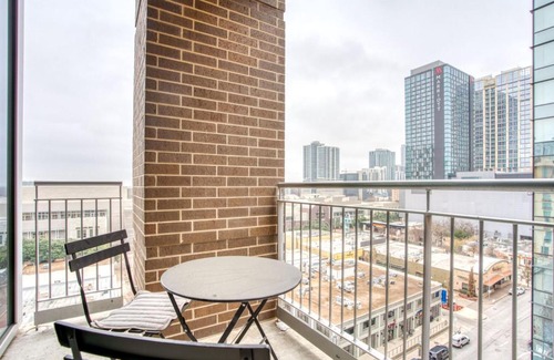 Waller Creek District Apartamento | Downtown 1br w gym deck wd nr 6th St bars ATX-21