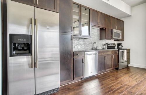 Waller Creek District Apartamento | Downtown 1br w gym deck wd nr 6th St bars ATX-21