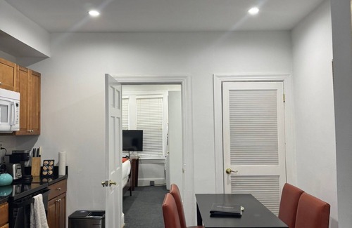 Columbia Heights Apartamento | Paquete de tres camas, metro y garaje público.