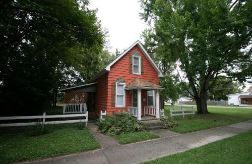 Wabash Casa | Downtown 2 Bedroom Cottage, Sleeps 6, Walking Distance to Honeywell, Downtown Restaurants, Shopping