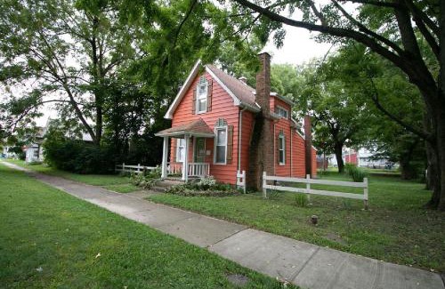 Wabash Casa | Downtown 2 Bedroom Cottage, Sleeps 6, Walking Distance to Honeywell, Downtown Restaurants, Shopping