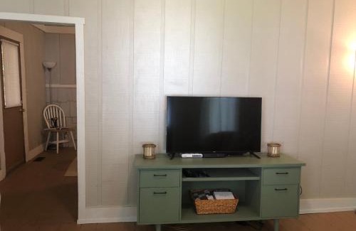Wabash Casa | Downtown 2 Bedroom Cottage, Sleeps 6, Walking Distance to Honeywell, Downtown Restaurants, Shopping