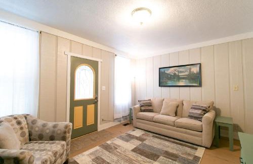 Wabash Casa | Downtown 2 Bedroom Cottage, Sleeps 6, Walking Distance to Honeywell, Downtown Restaurants, Shopping