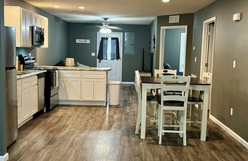 Madisonville Casa | Downtown 2 Bedroom Triplex