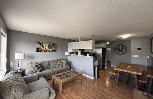 Fort McMurray Condominio | Downtown 2b/2b Condo w/Balcony/Bbq/Laundry/View!
