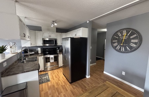 Fort McMurray Condominio | Downtown 2b/2b Condo w/Balcony/Bbq/Laundry/View!