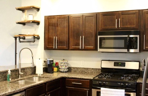 Des Moines Casa | Downtown 2BD 2.5BA townhouse w/free garage parking