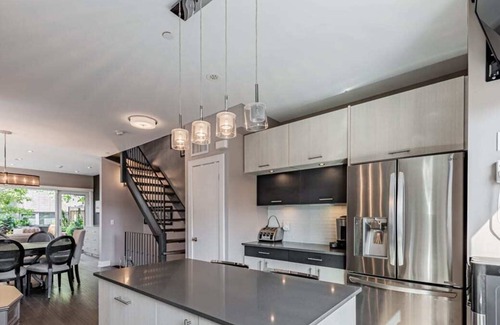 Little Italy Casa | Downtown 3-Story Exec Townhouse - Free Parking!